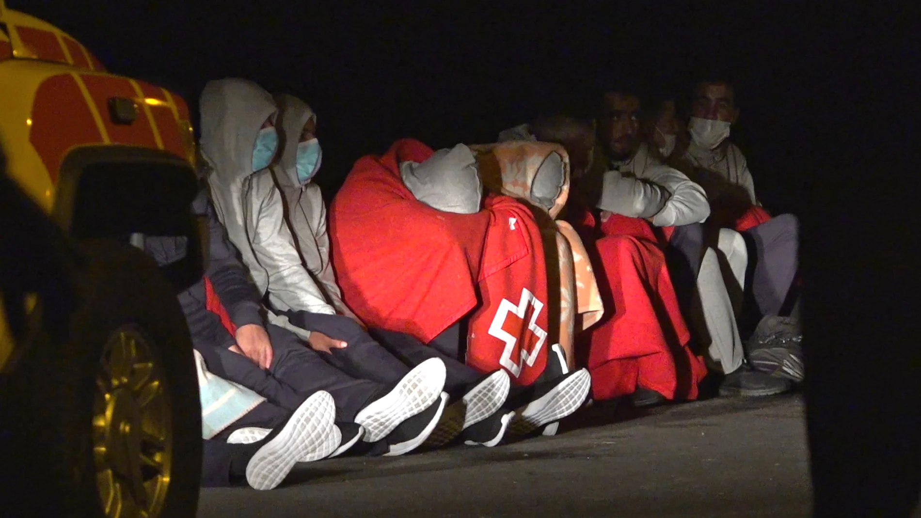 Tapadas con mantas de Cruz Roja. inmigrantes llegados por mar a España