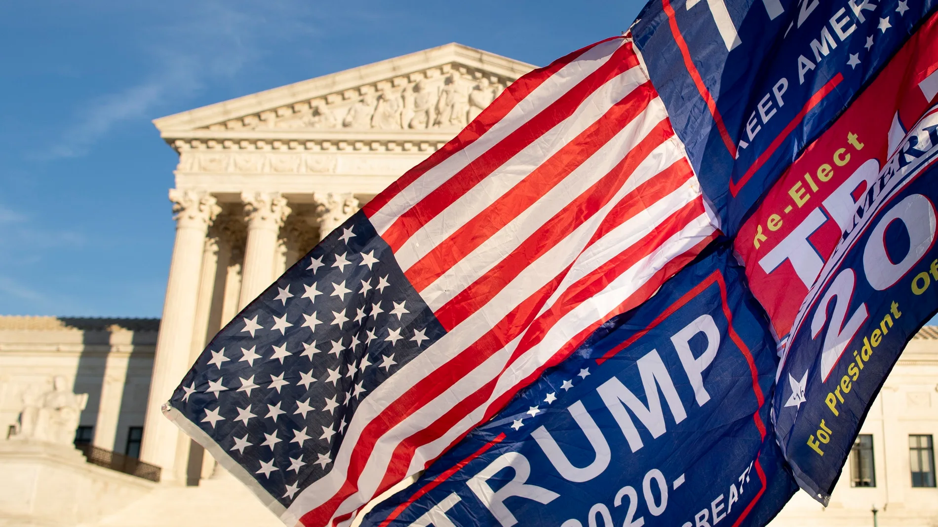 Un seguidor del presidente saliente Donald Trump sostiene una bandera frente al Tribunal Supremo en Washington, DC