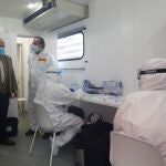 El consejero de Salud y Familias, Jesús Aguirre, en el interior del camión covid en la localidad cordobesa de La Carlota