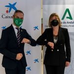 El consejero andaluz de Hacienda, Juan Bravo, y la directora territorial de CaixaBank en Andalucía Occidental y Extremadura, María Jesús Catalá