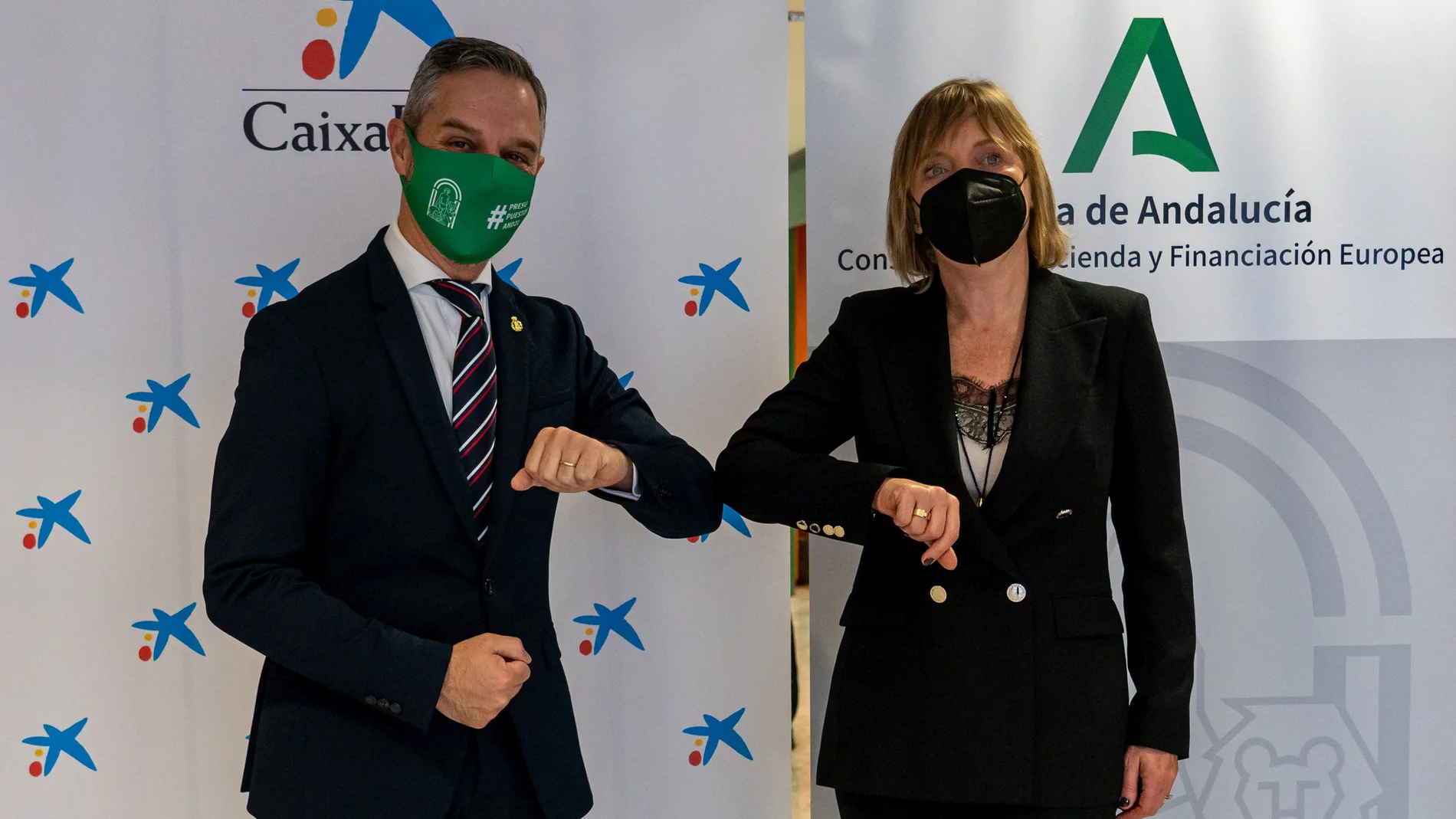 El consejero andaluz de Hacienda, Juan Bravo, y la directora territorial de CaixaBank en Andalucía Occidental y Extremadura, María Jesús Catalá