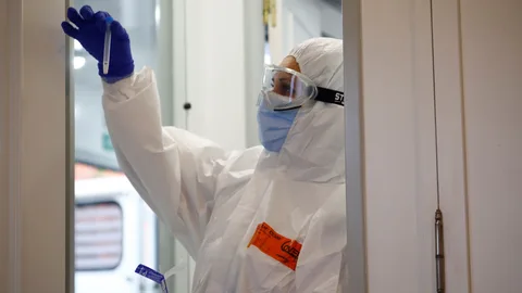 Sanitarios realizan pruebas covid-19 a los vecinos de la localidad cordobesa de La Carlota