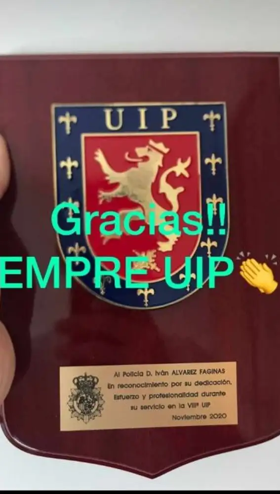Sus compañeros de la UIP de Vigo le regalaron una placa el mes pasado, cuando supieron que se iba del Cuerpo