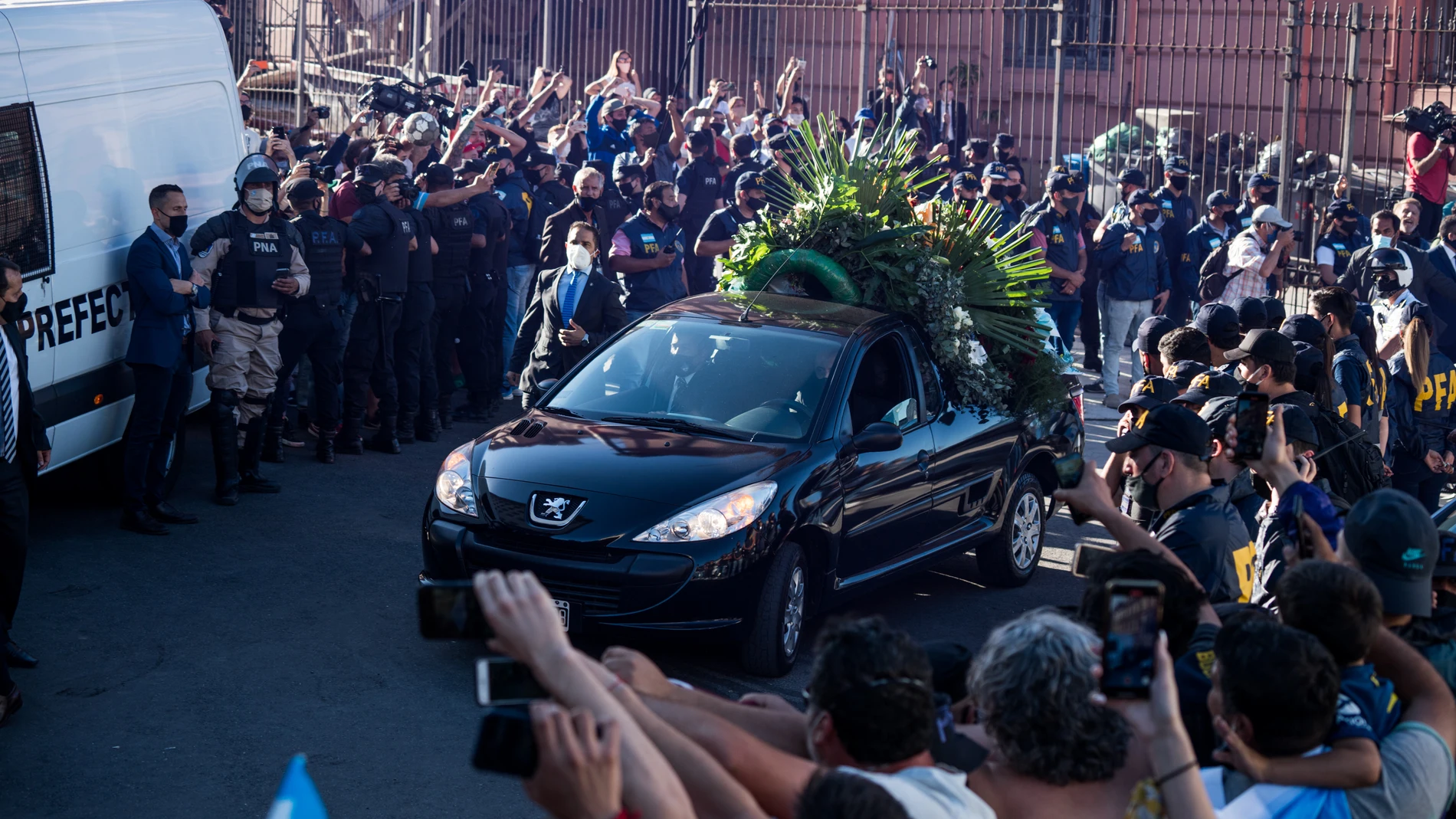 El coche fúnebre del futbolista Diego Armando Maradona