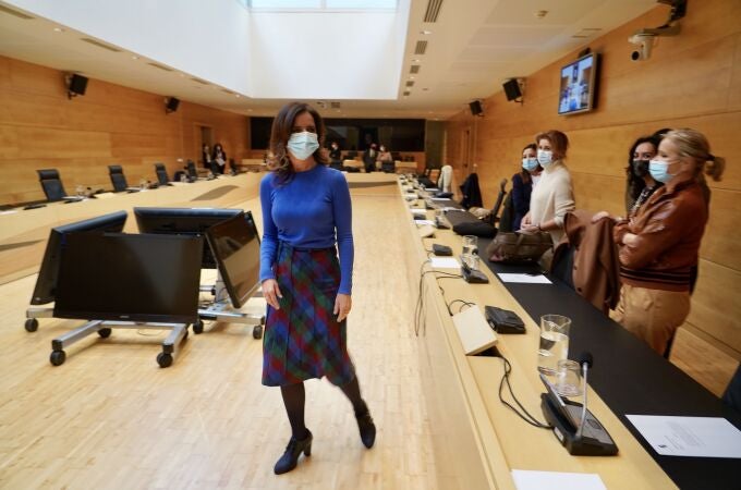 La consejera de Empleo e Industria, Ana Carlota Amigo, antes de comparecer en las Cortes para presentar los presupuestos de su departamento para 2021