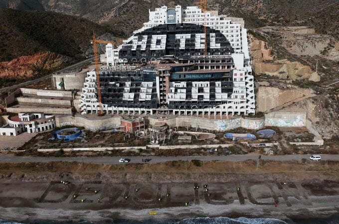 Vista del hotel del Algarrobico, tras una acción de Greenpeace