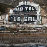 Vista del hotel del Algarrobico, tras una acción de Greenpeace