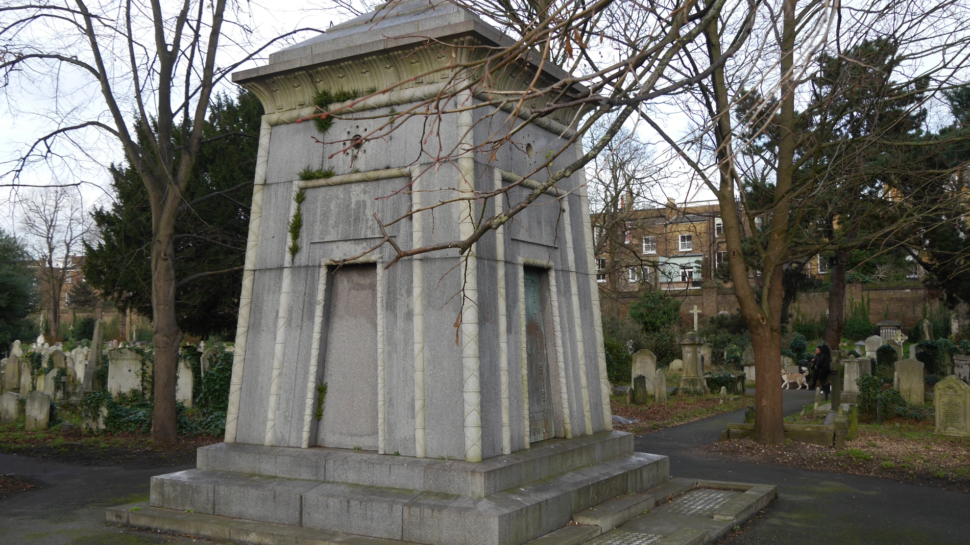 El controvertido mausoleo en el cementerio de Brompton