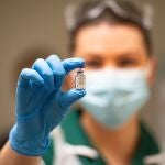 Una enfermera sostiene una vacuna de Pfizer/BioNTech