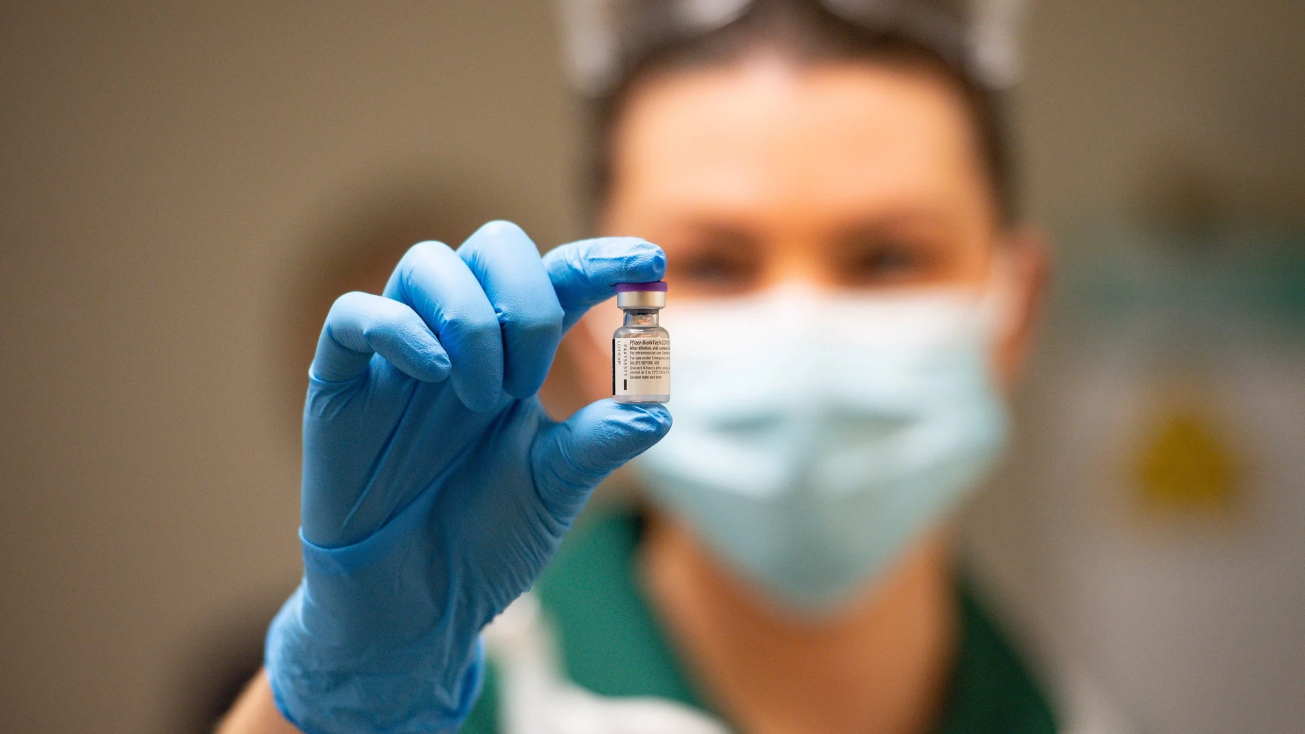 Una enfermera sostiene una vacuna de Pfizer/BioNTech