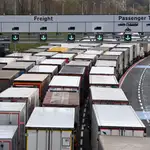 Miles de camioneros españoles siguen atrapados en la frontera con Reino Unido
