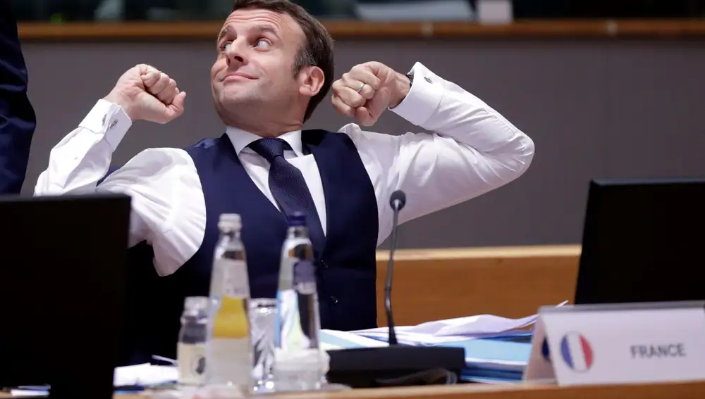 El presidente francés Emmanuel Macron se estira tras las negociaciones de toda una noche con motivo de la Cumbre de la Unión Europea celebrada en Bruselas