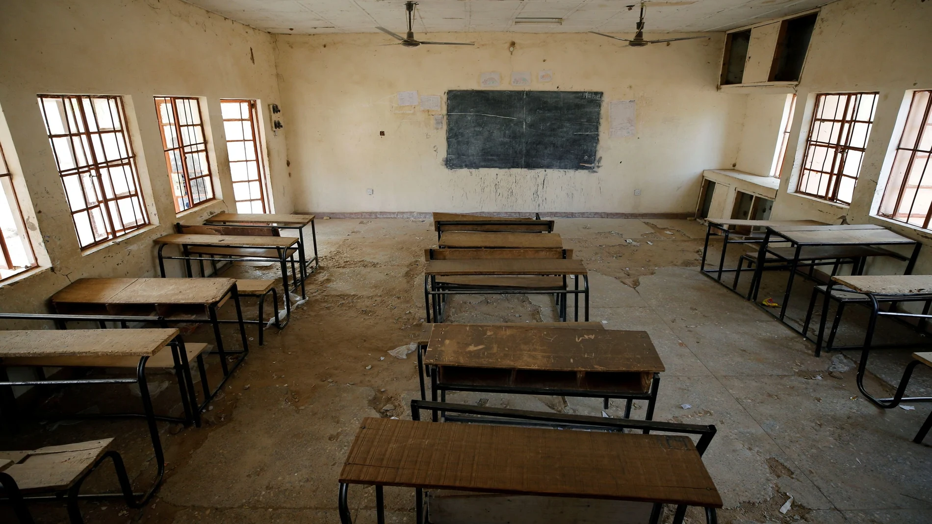 Aula vacía en una escuela de Nigeria donde sus alumnos fueron secuestrados por Boko Haram