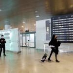 Una pasajera en el aeropuerto valenciano de Manises