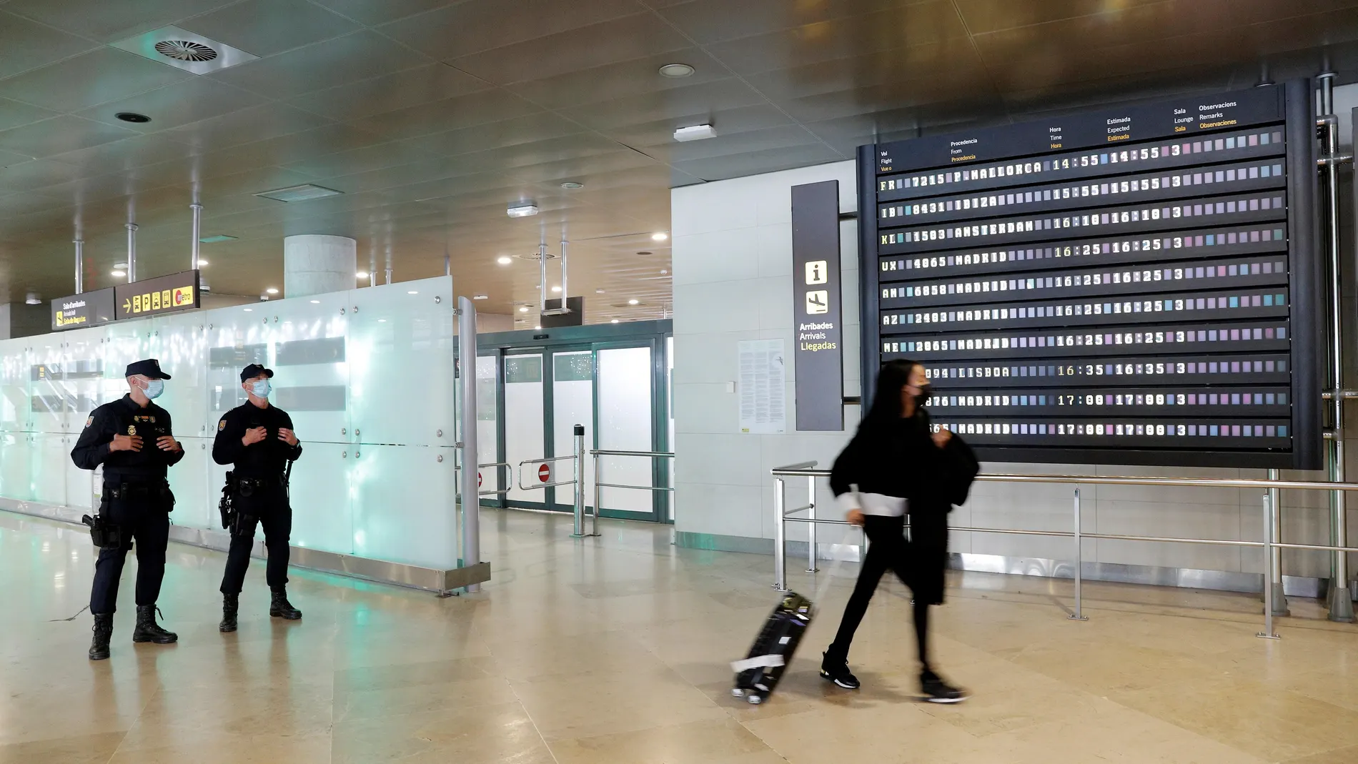Una pasajera en el aeropuerto valenciano de Manises
