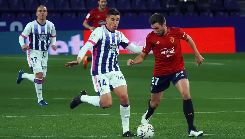 El centrocampista de Osasuna Jon Moncayola (d) se escapa de Rubén Alcaraz, del Real Valladolid, durante el partido de la jornada 13 en Primera División que se juega hoy viernes en el estadio José Zorrilla, en Valladolid. EFE/R. García.