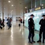 Dos agentes de la Policía Nacional vigilan la puerta de llegadas del aeropuerto de València