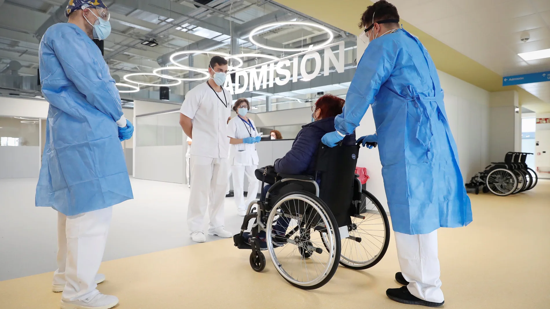 Sanitarios atienen a los primeros pacientes del hospital de emergencias Enfermera Isabel Zendal, inaugurado el 1 de diciembre, este viernes en Madrid. El hospital de emergencias Enfermera Isabel Zendal acoge hoy a sus primeros pacientes, que se irán trasladando desde los servicios de urgencias de otros hospitales de forma voluntaria y en base a una serie de perfiles clínicos.