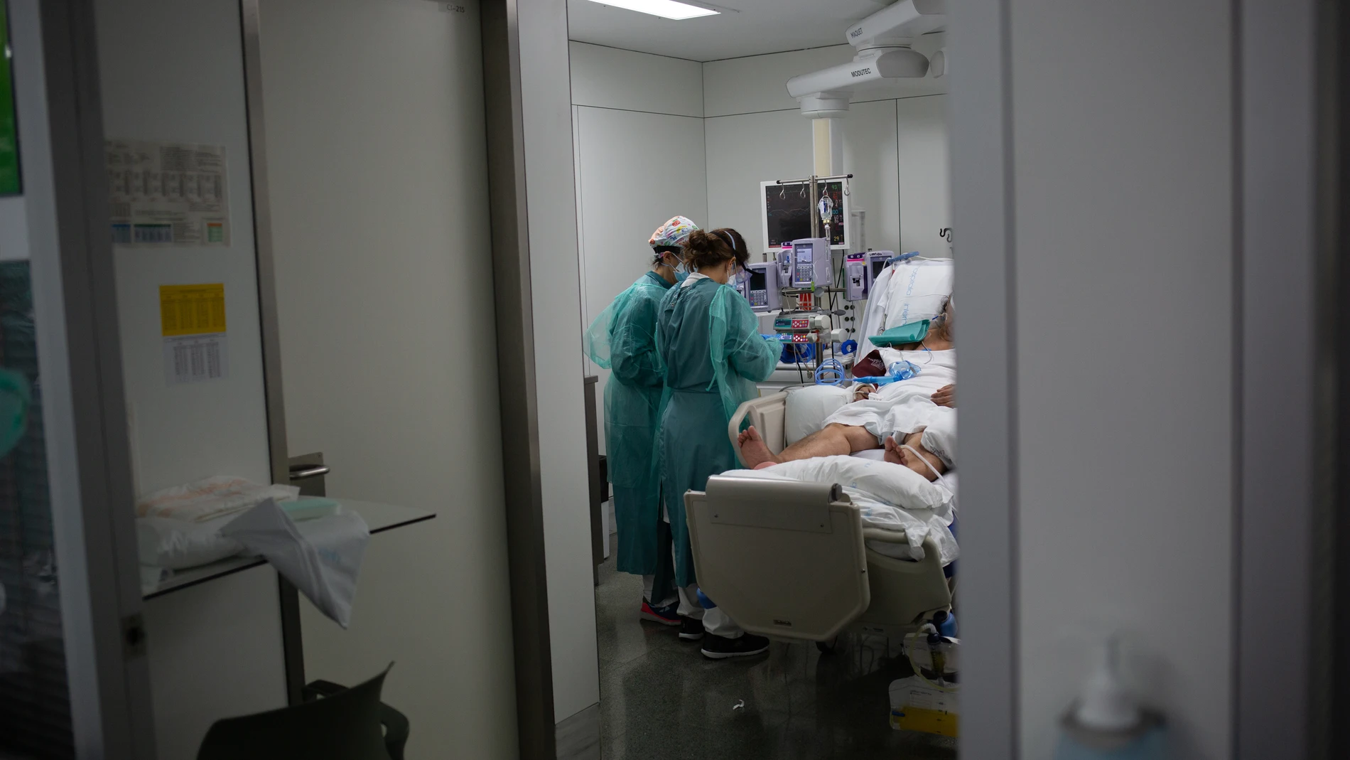 Personal sanitario visita a un enfermo ingresado en la Unidad de Cuidados Intensivos –UCI- del Hospital de la Santa Creu i Sant Pau, en Barcelona. David Zorrakino / Europa Press