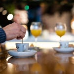 Los autores observaron que las personas que consumı́an café tenı́an un menor riesgo de presentar deterioro cognitivo en comparación con aquellas que no lo tomaban