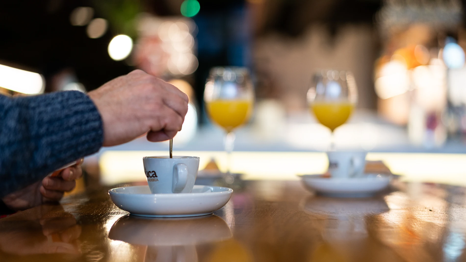 Los autores observaron que las personas que consumı́an café tenı́an un menor riesgo de presentar deterioro cognitivo en comparación con aquellas que no lo tomaban