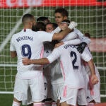 Los futbolistas del Real Madrid celebran el primer gol en el derbi ante el Atlético