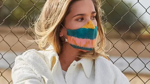 María Pombo luce en la imagen una de las mascarillas que ha diseñado.