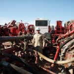 Proceso de mezclado de los fluidos del fracking con agua para ser inyectados en la tierra.