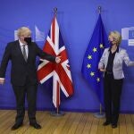 El primer ministro británico, Boris Johnson, junto a la presidenta de la Comisión Europea, Ursula von der Leyen