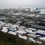 Camiones se preparan para entrar en el puerto de Dover y cargar la mercancía con destino a la Unión Europea