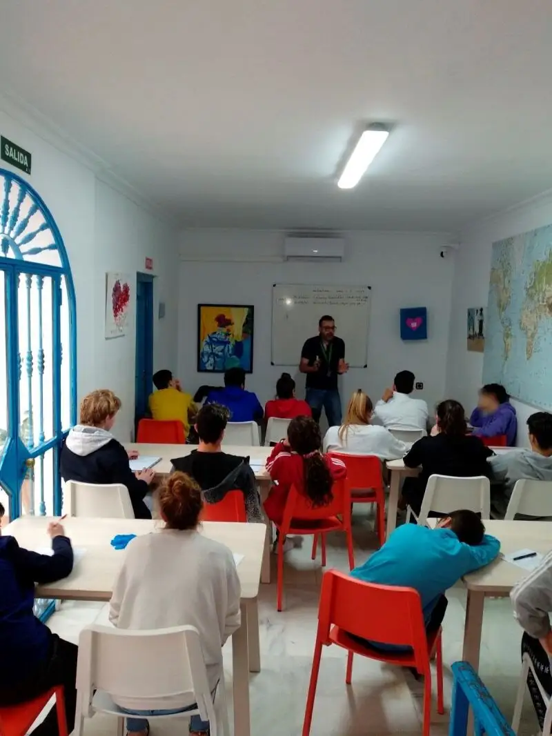 Un profesor da clases a un grupo de jóvenes ingresados en Coria del Río (Sevilla) en el primer centro hospitalario andaluz dedicado en exclusividad a adolescentes con problemas de conducta