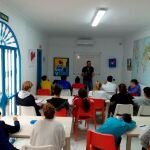 Un profesor da clases a un grupo de jóvenes ingresados en Coria del Río (Sevilla) en el primer centro hospitalario andaluz dedicado en exclusividad a adolescentes con problemas de conducta