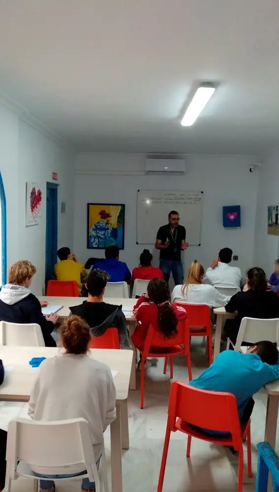 Un profesor da clases a un grupo de jóvenes ingresados en Coria del Río (Sevilla) en el primer centro hospitalario andaluz dedicado en exclusividad a adolescentes con problemas de conducta
