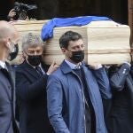 Los compañeros de Rossi en el Mundial 82 y su hijo Alessandro llevan en hombros el féretro