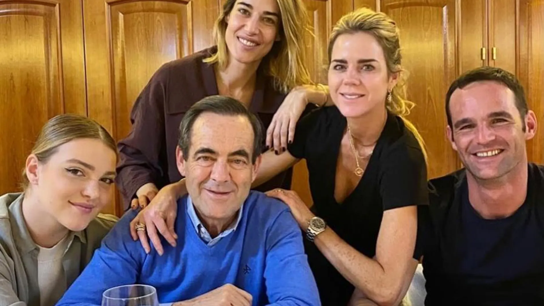 El ex ministro José Bono junto a sus cuatro hijos: Sofía, Ana, Amelia y José Jr.