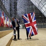 Un funcionario retira la bandera de Reino Unido de la sede de la Comisión Europea