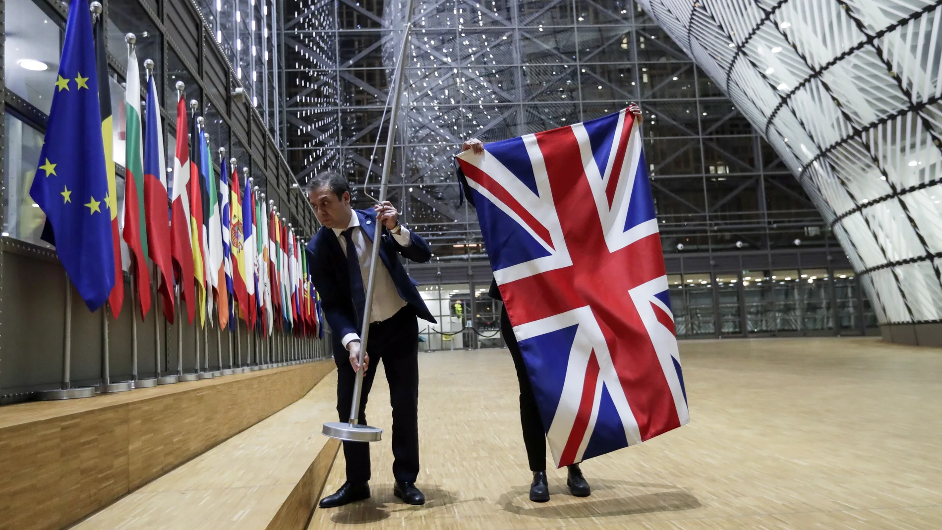 Un funcionario retira la bandera de Reino Unido de la sede de la Comisión Europea