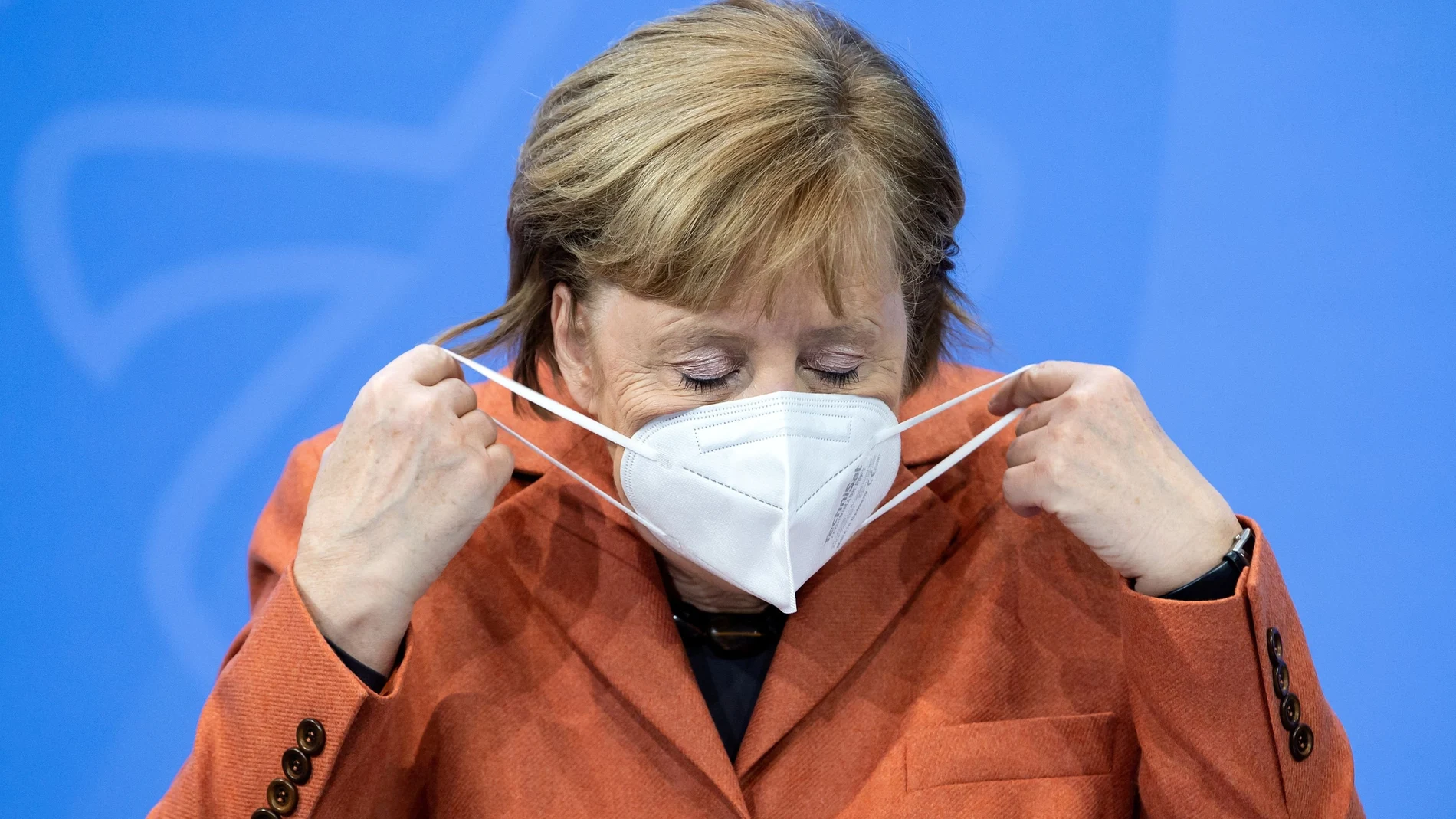 La canciller alemana, Angela Merkel, se quita su mascarilla para atender la rueda de prensa sobre las nuevas restricciones de covid-19 que entrarán en vigor en el país a partir del miércoles
