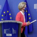 La presidenta de la Comisión Europea Ursula von der Leyen da una breve rueda de prensa tras hablar con el primer ministro británico