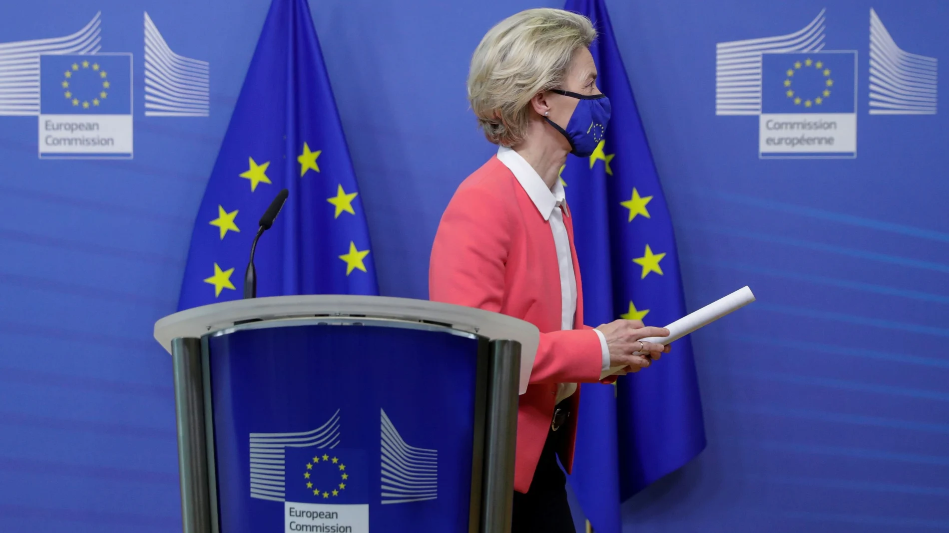 La presidenta de la Comisión Europea Ursula von der Leyen da una breve rueda de prensa tras hablar con el primer ministro británico