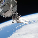 El astronauta Nicholas Patrick, de la misión STS-130, durante una actividad extravehicular en la Estación Espacial Internacional.