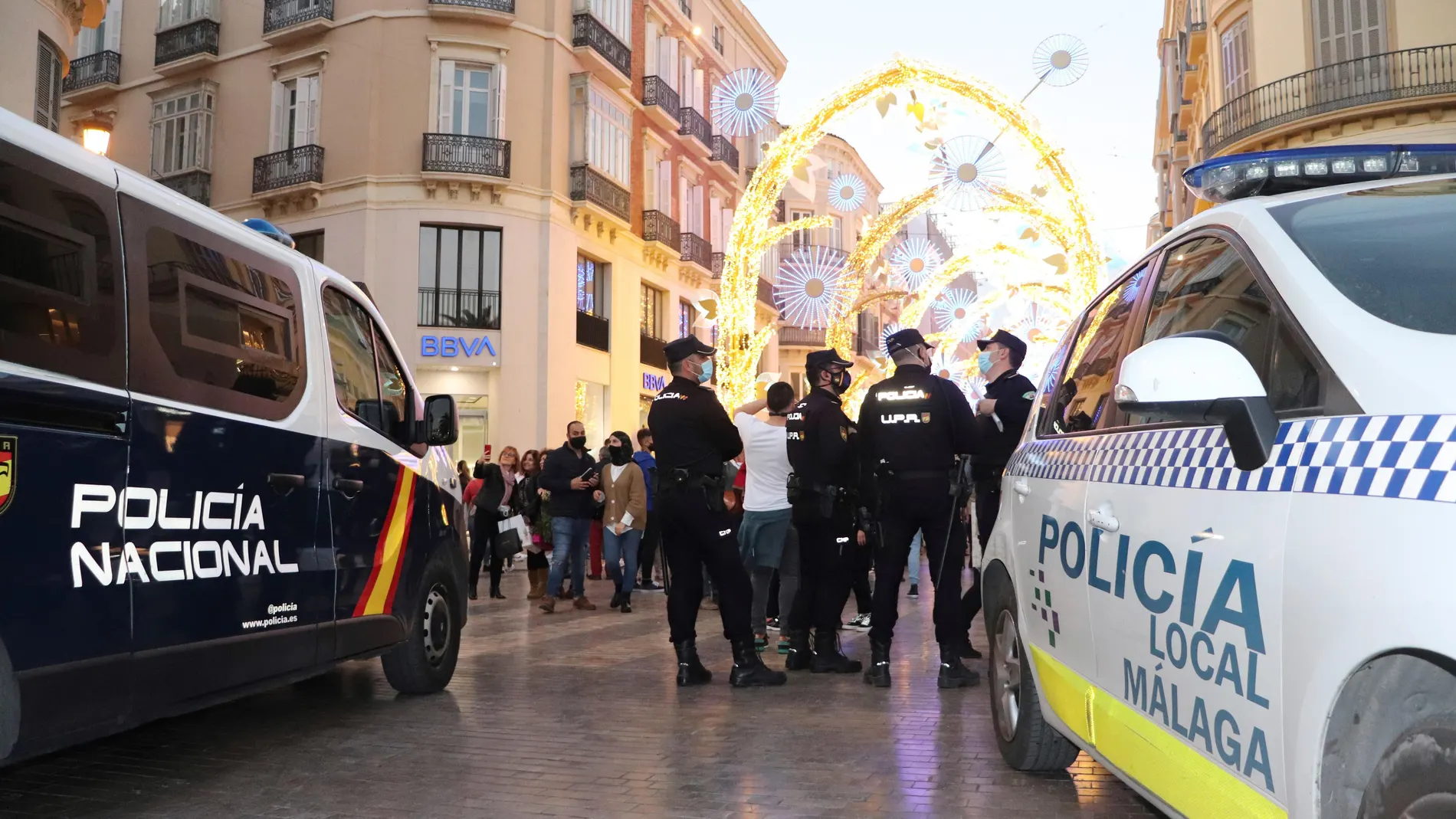 Policías nacionales patrullando en la malagueña calle Larios