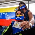 Ciudadanos venezolanos participan en la votación de la consulta popular promovida por el líder opositor venezolano Juan Guaidó en diciembre
