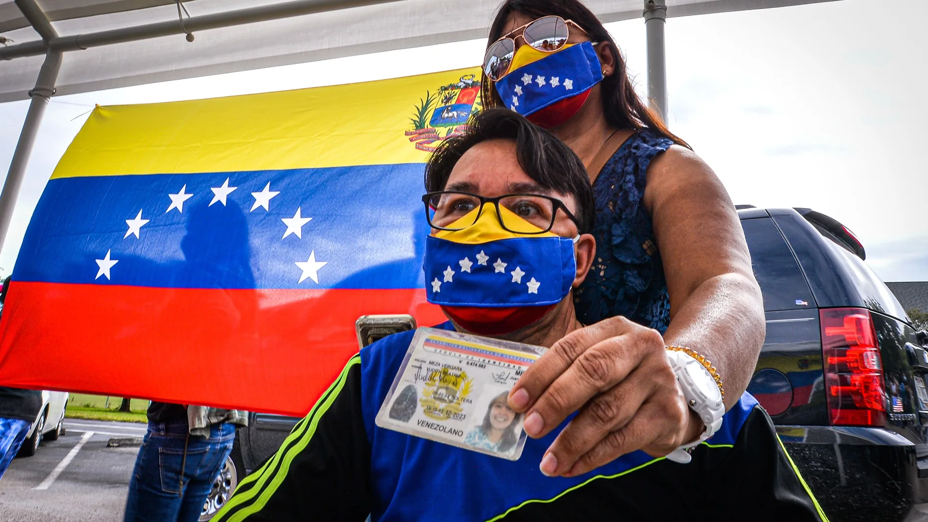 Ciudadanos venezolanos participan en la votación de la consulta popular promovida por el líder opositor venezolano Juan Guaidó en diciembre