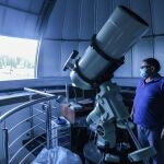 El Observatorio Astronómico Municipal de León 'Pedro Duque', cumple 20 años coincidiendo con el 35 aniversario de la Asociación Leonesa de Astronomía. En la imagen, el presidente José Vicente Gavilanes