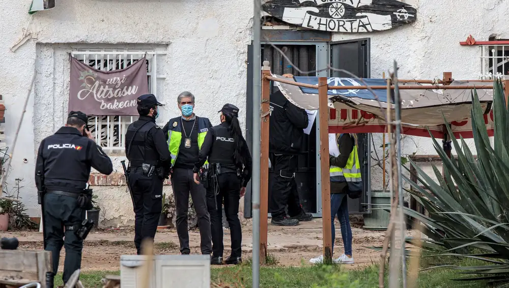 Agentes de la Policía Nacional entran en el &quot;Casal Social Okupado de L’Horta&quot;, en el barrio valenciano de Benimaclet