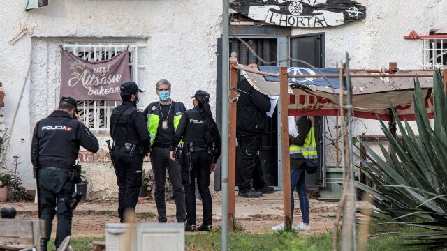 Agentes de la Policía Nacional entran en el "Casal Social Okupado de L’Horta", en el barrio valenciano de Benimaclet