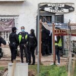 Agentes de la Policía Nacional entran en el "Casal Social Okupado de L’Horta", en el barrio valenciano de Benimaclet