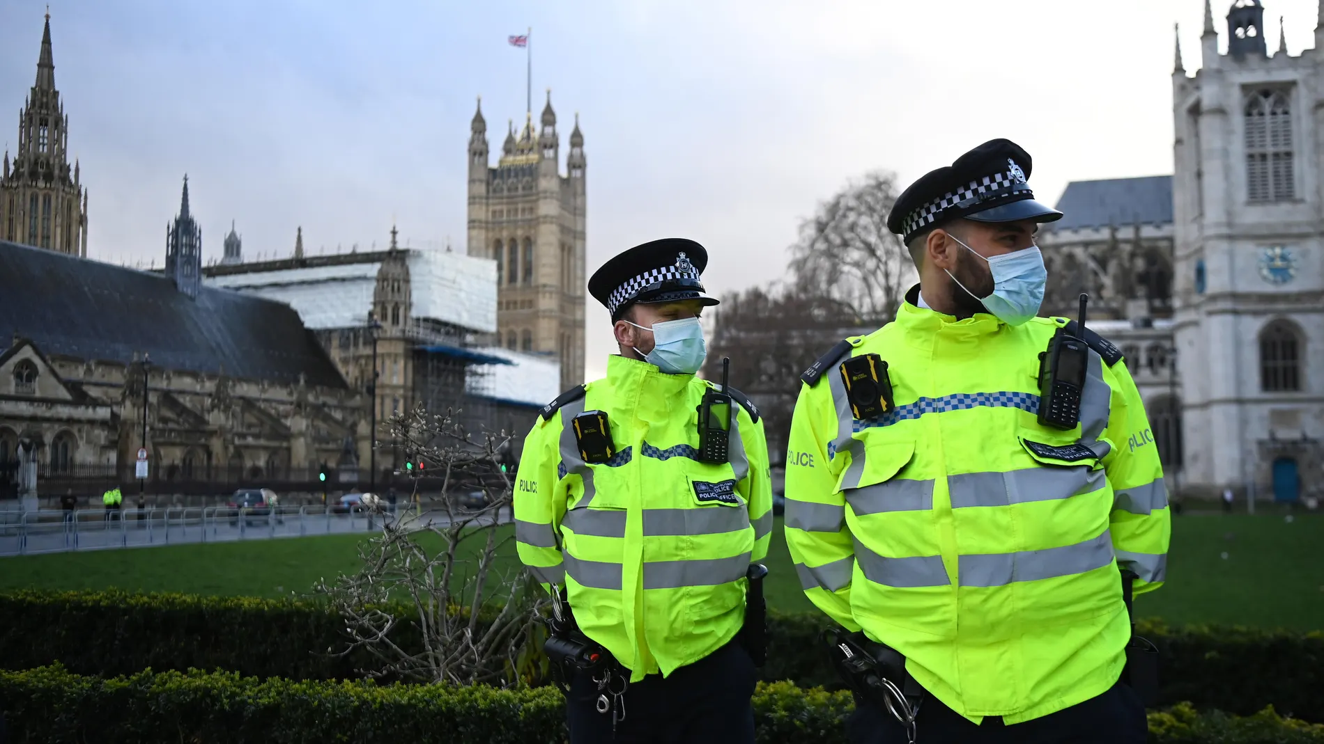 Policía británica junto al parlamento de Londres