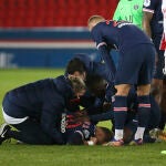 Neymar, en el suelo, lesionado, en el último partido de la Champions